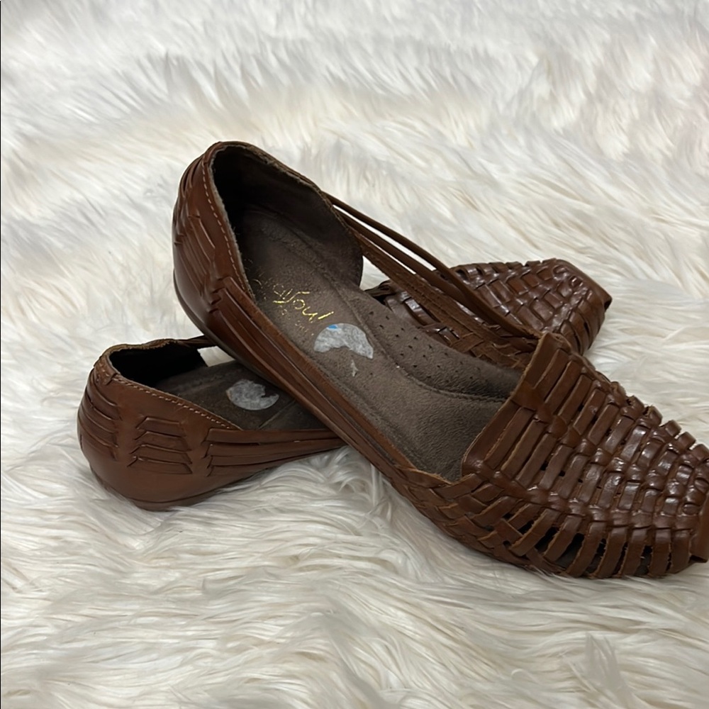 Natural Soul Brown Leather Flats with Woven Design confort
